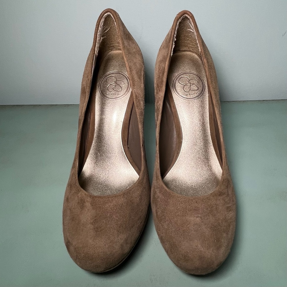 Jessica Simpson Suede Pumps Size 6 Putty Beige Round Toe - Picture 2 of 7